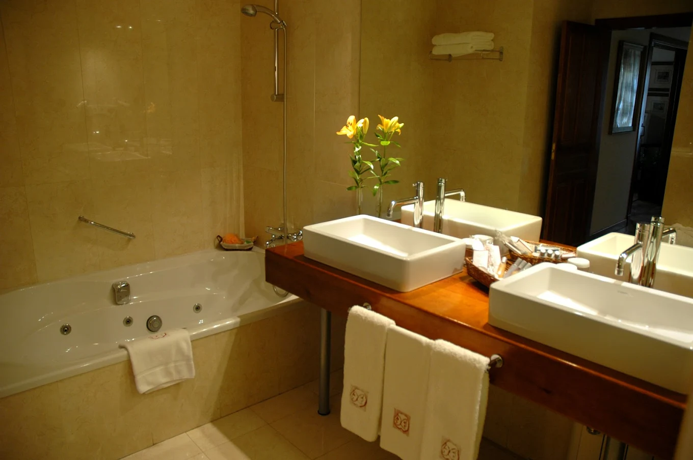 Hotel Puerta de la Luna, habitación con jacuzzi privado