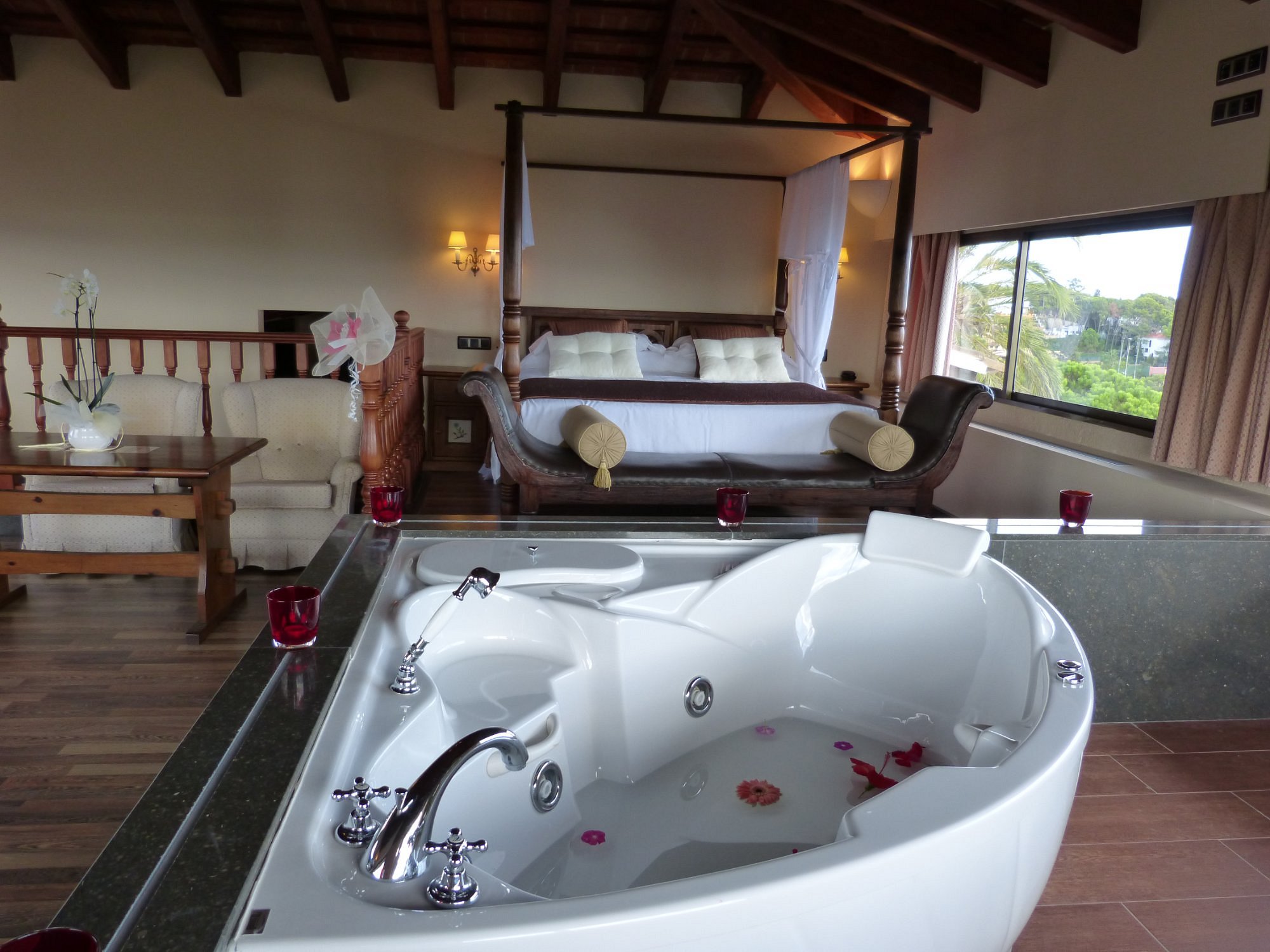 Hotel Roger De Flor By Seleqtta, habitación con jacuzzi privado