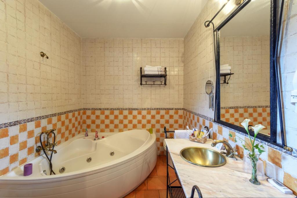 Hotel Rural Los Angeles En Las Hurdes, habitación con jacuzzi privado
