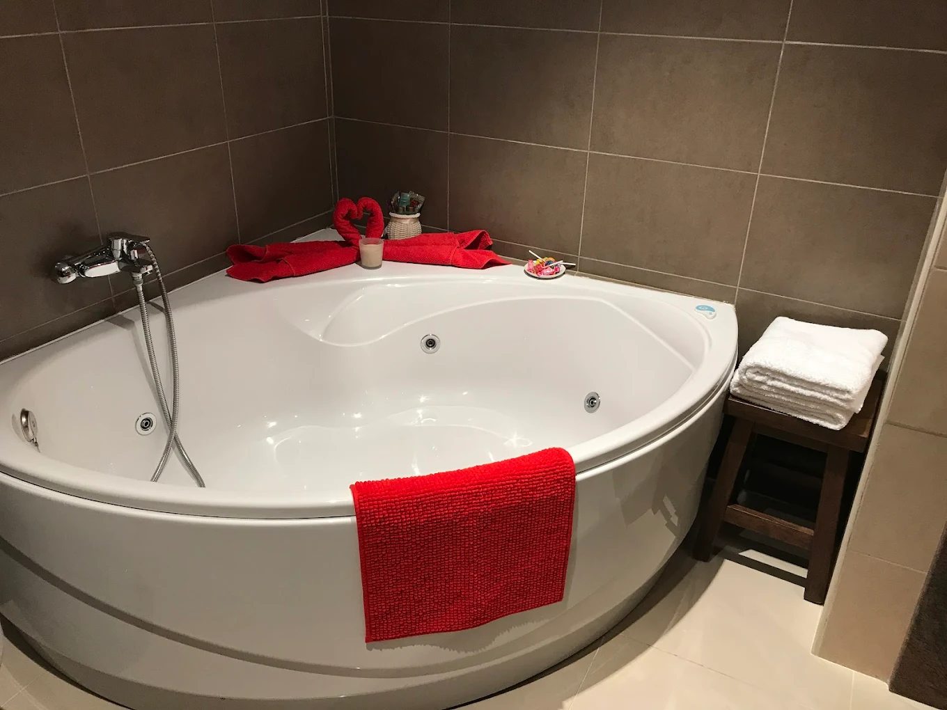 Hotel Rural Villa De Cañamero, habitación con jacuzzi privado