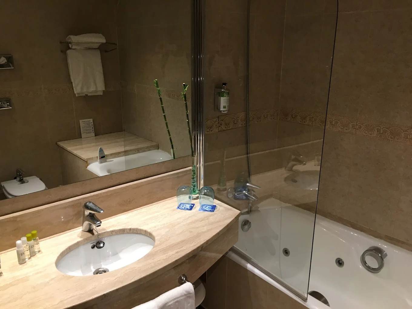 Hotel San Sebastián Orly, habitación con jacuzzi privado