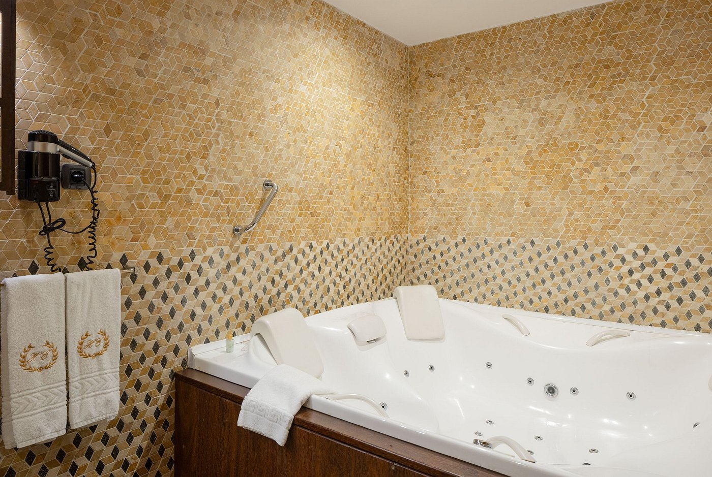 Hotel & Spa Etxegana, habitación con jacuzzi privado