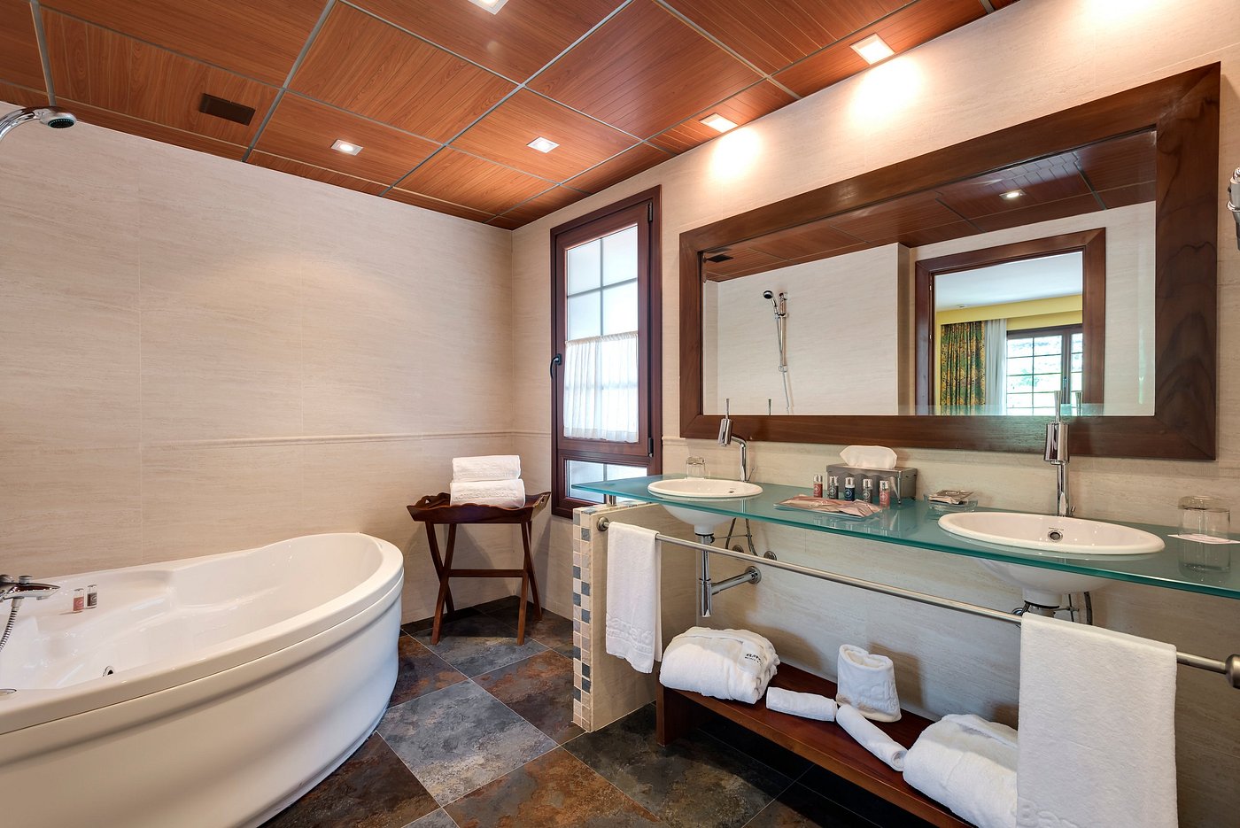 Hotel & Spa Monasterio De Boltaña, habitación con jacuzzi privado
