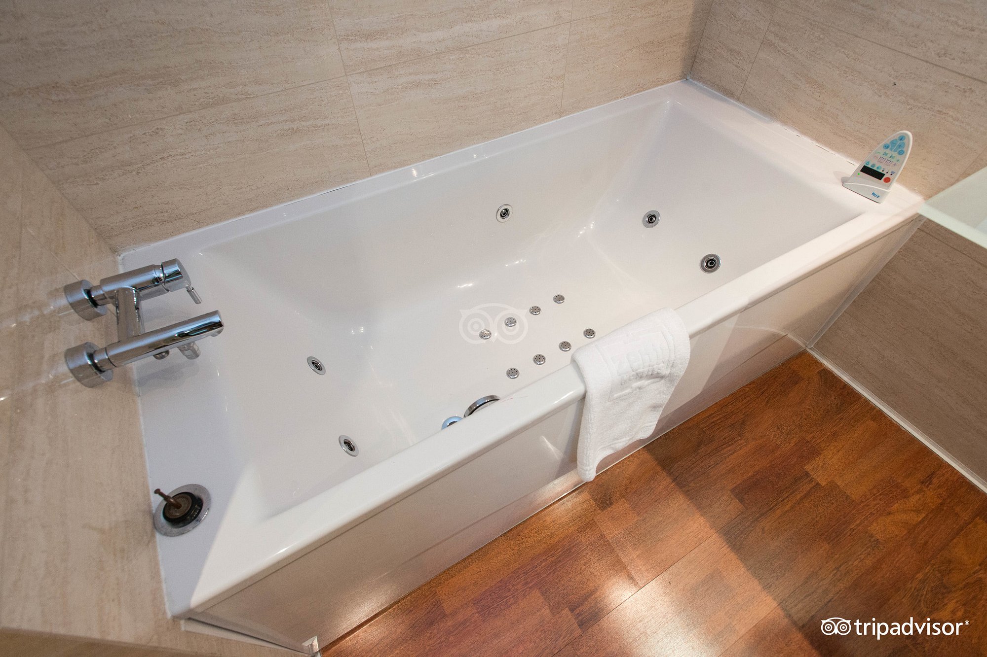 Hotel Zenit Pamplona, habitación con jacuzzi privado