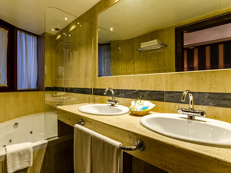 Infanta Cristina Hotel, habitación con jacuzzi privado