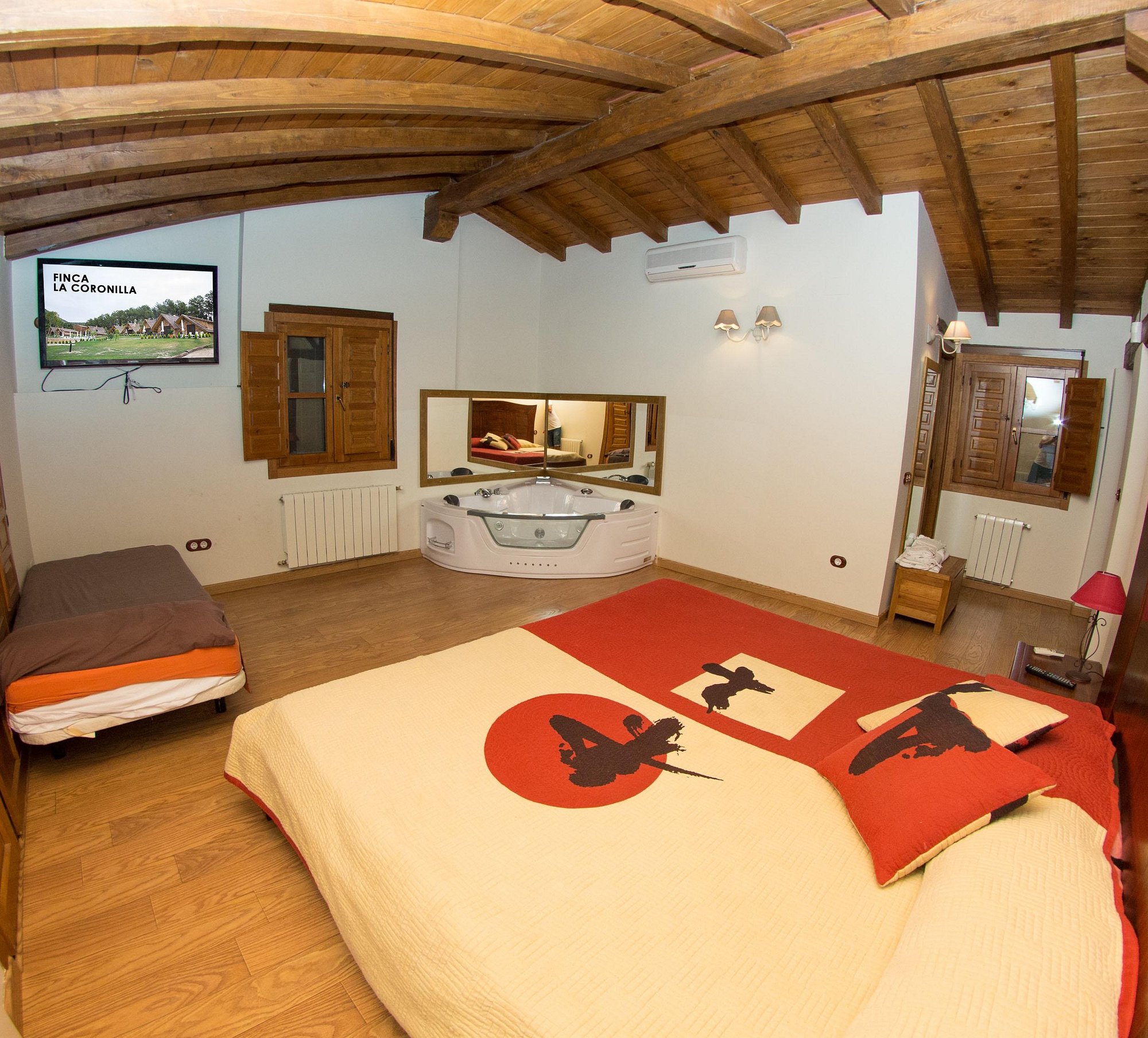 La Coronilla Casa Rural, habitación con jacuzzi privado