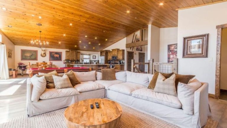 Lakefront Lodge by AvantStay Lakefront Cabin