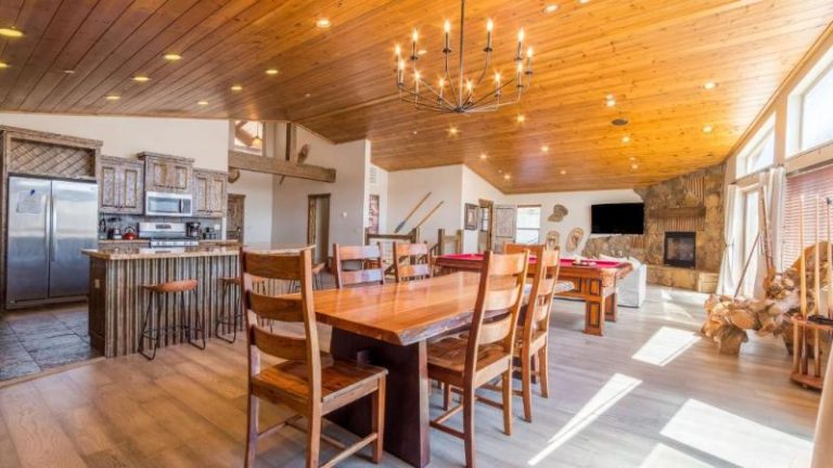 Lakefront Lodge by AvantStay Lakefront Cabin