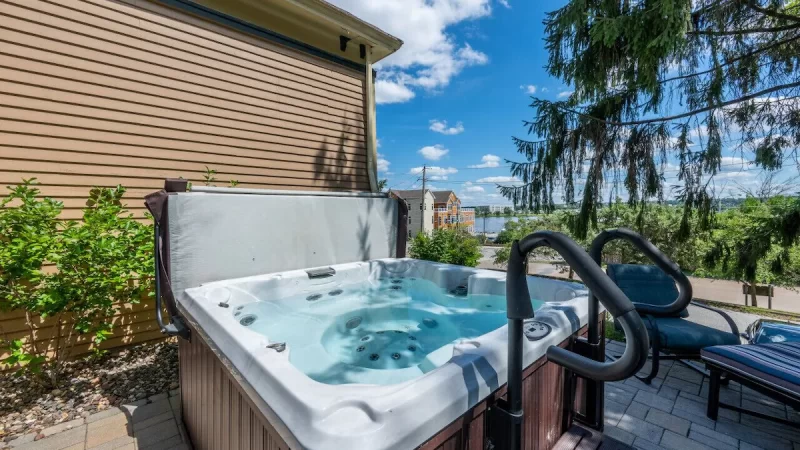 Lively Mansion of Davenport, room with private jacuzzi