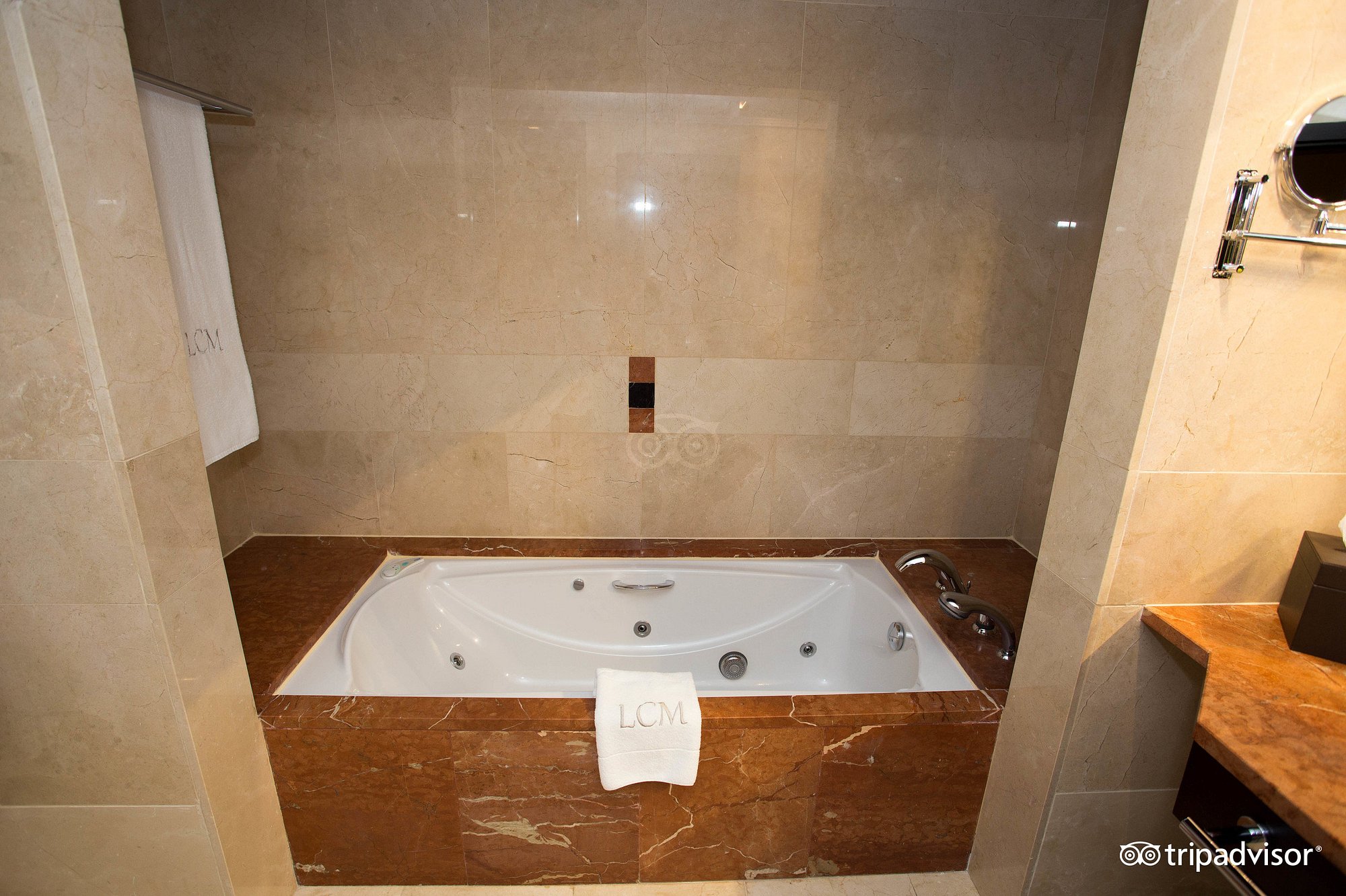 Lopesan Costa Meloneras Resort & Spa, habitación con jacuzzi privado