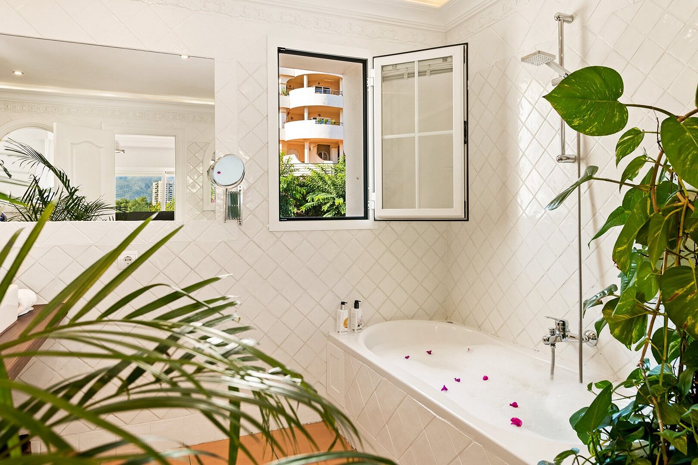 Molo Luxury Suites Puerto Banus, habitación con jacuzzi privado