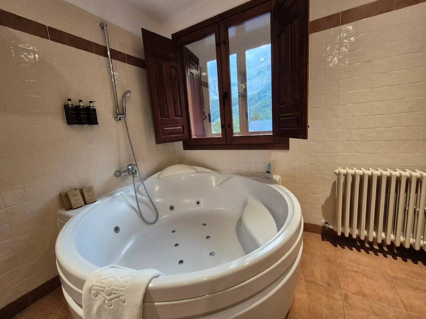 Parador de Bielsa, habitación con jacuzzi privado