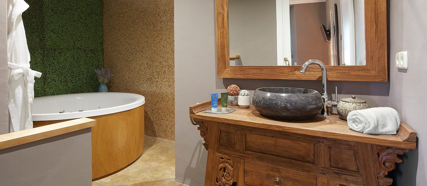 Petit Hotel Boutique La Indiana de Begur, habitación con jacuzzi privado