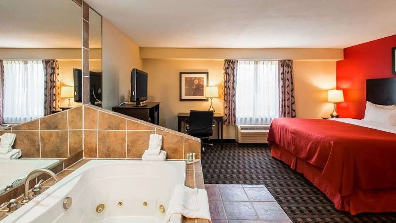 Quality Inn Near Potomac1 - jacuzzi hotel room