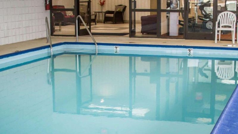 Quality Inn & Suites, room with private jacuzzi, photo 6