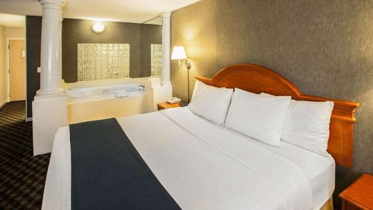 Quality Inn & Suites St Charles – West Chicago