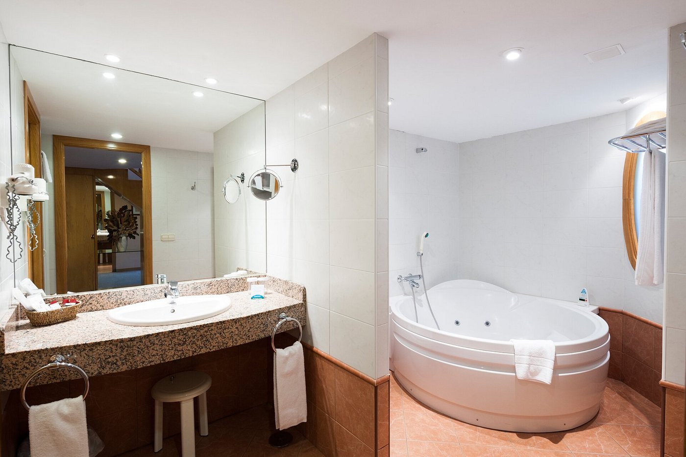 SOMMOS Hotel Benasque Spa, habitación con jacuzzi privado