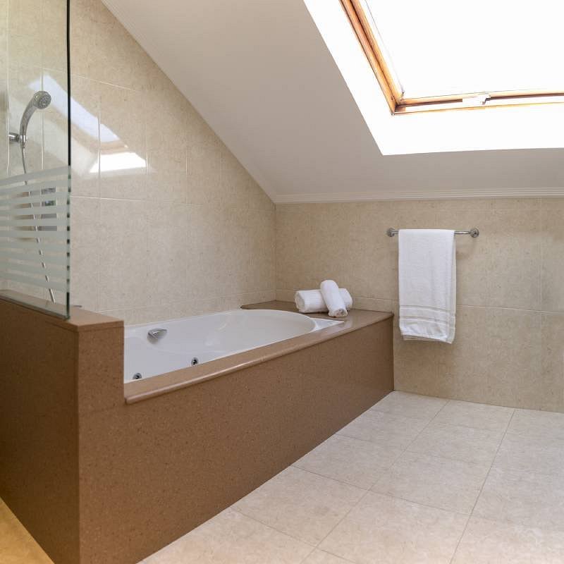 Sercotel Tres Luces, habitación con jacuzzi privado