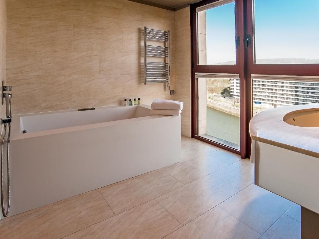 Silken Amara Plaza San Sebastian, habitación con jacuzzi privado