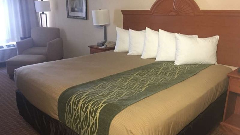Super 8 by Wyndham Great Bend, room with private jacuzzi, photo 2