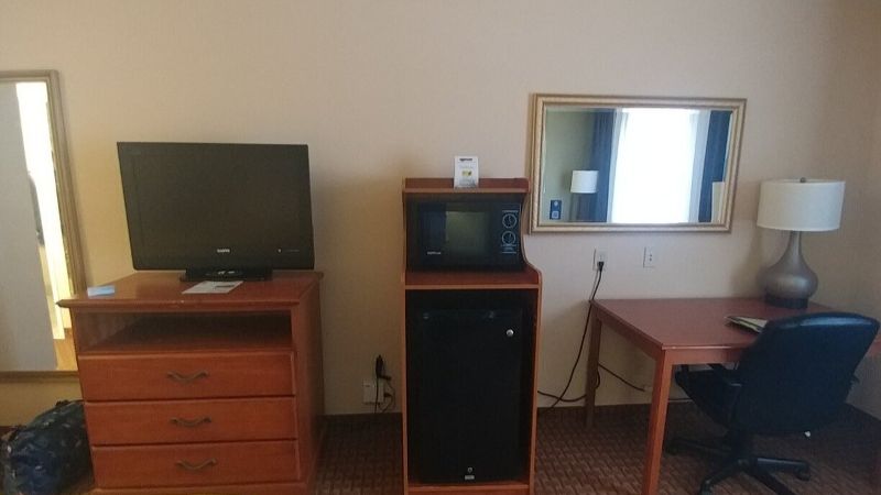 Super 8 by Wyndham Great Bend, room with private jacuzzi, photo 3