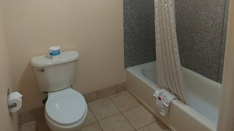 Super 8 by Wyndham Great Bend, room with private jacuzzi, photo 4