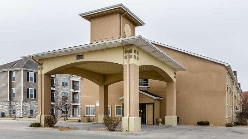 Super 8 by Wyndham Great Bend, room with private jacuzzi, photo 5