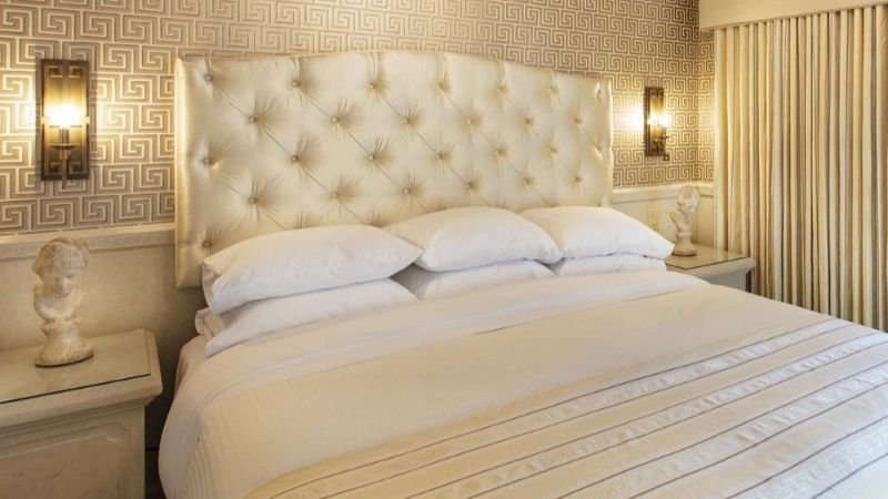 The Roxbury at Stratton Falls, room with private jacuzzi, photo 6