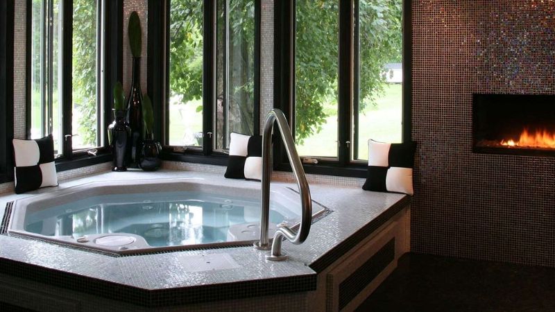 The Roxbury at Stratton Falls, room with private jacuzzi, photo 8