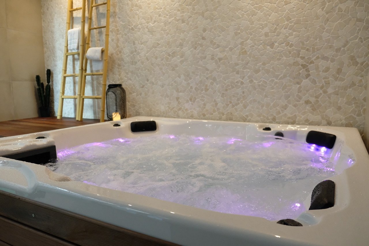 Via Aetcal Hotel & Wellness, habitación con jacuzzi privado