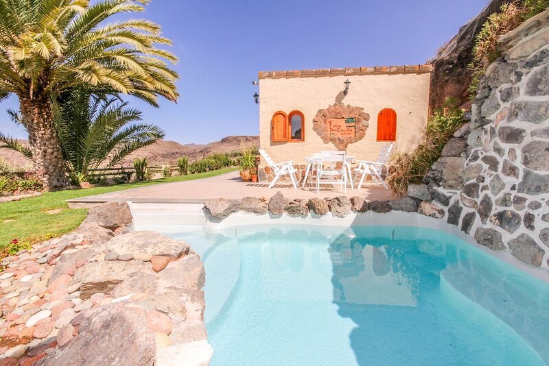 Villa con piscina, jardines y árboles frutales, habitación con jacuzzi privado