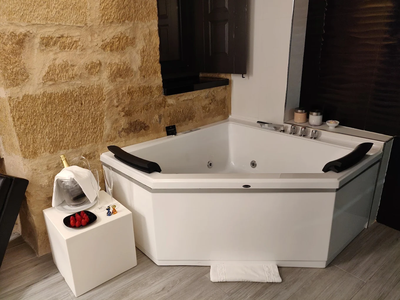 Wine & Soul Suites, habitación con jacuzzi privado