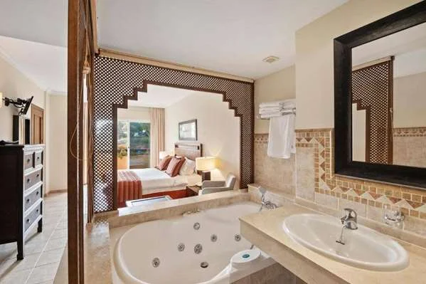 Wyndham Grand Costa del Sol, habitación con jacuzzi privado