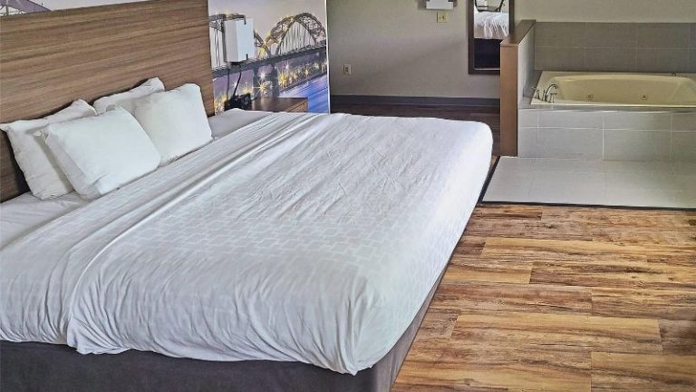 Clarion Pointe Bettendorf – Quad Cities
