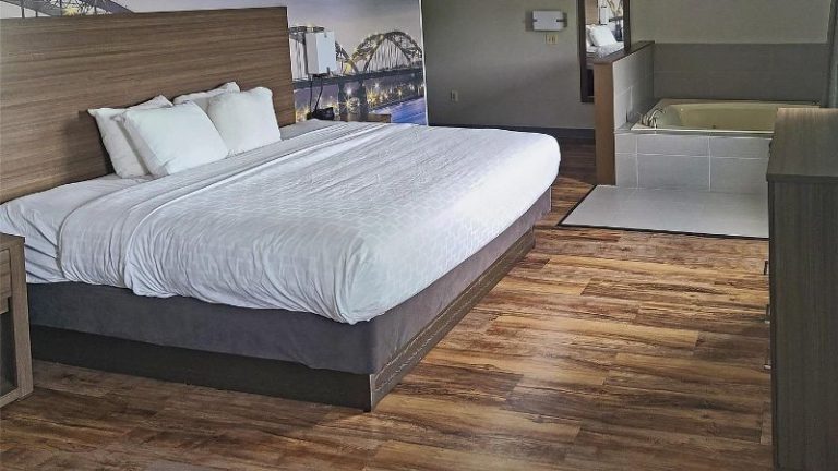 Clarion Pointe Bettendorf – Quad Cities