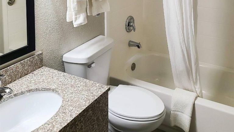 Clarion Pointe Bettendorf – Quad Cities