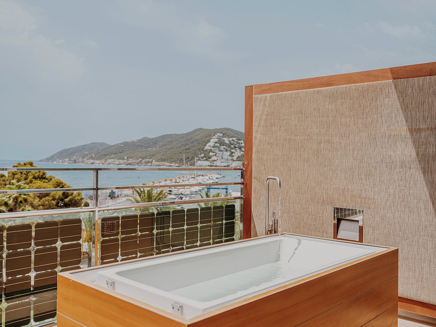 Aguas de Ibiza Grand Luxe Hotel, habitación con jacuzzi privado