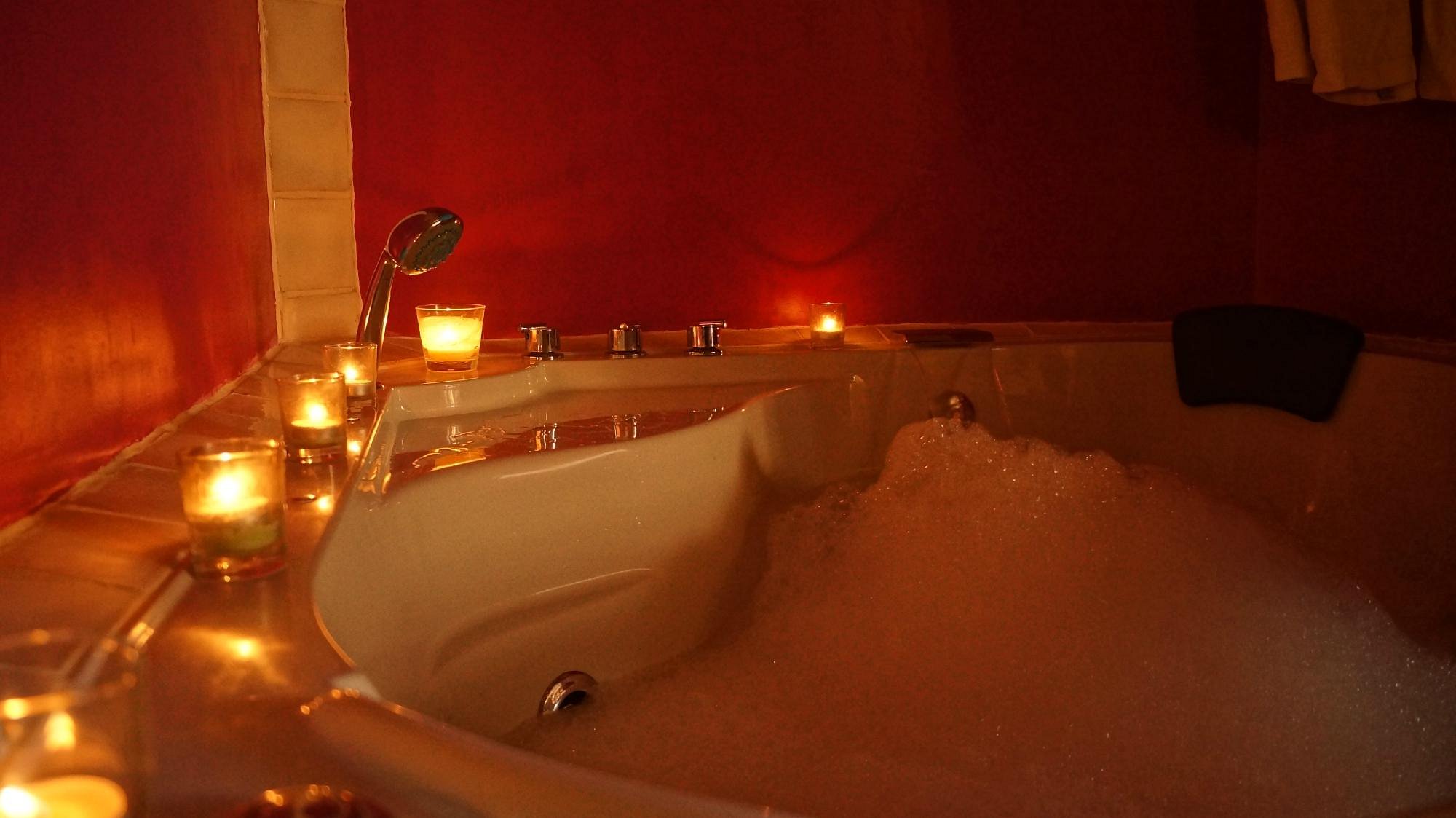 Alberg Taull, habitación con jacuzzi privado