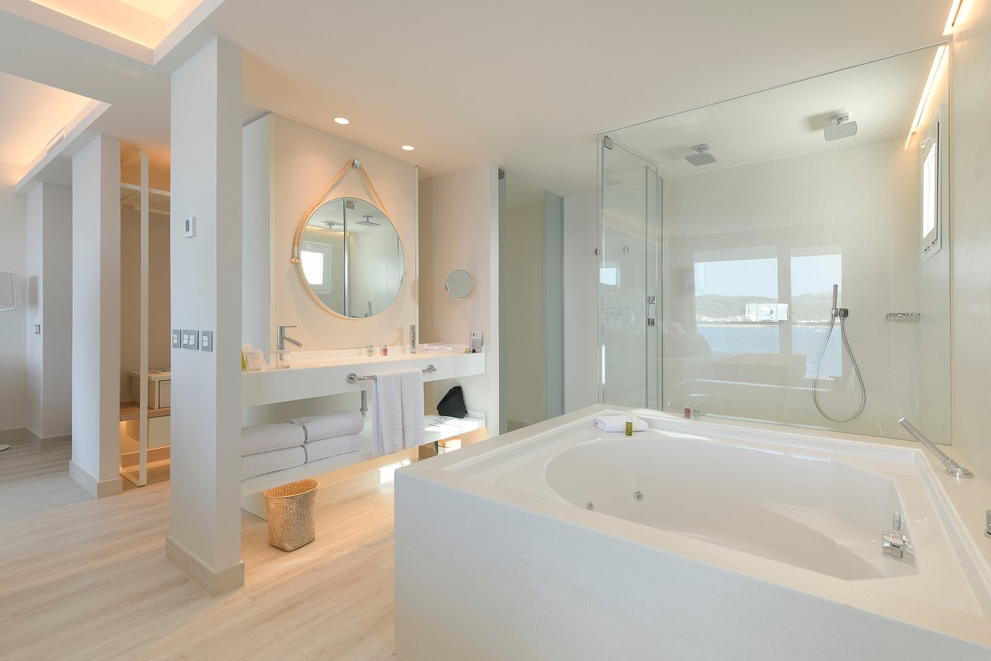 Amàre Beach Hotel Ibiza, habitación con jacuzzi privado