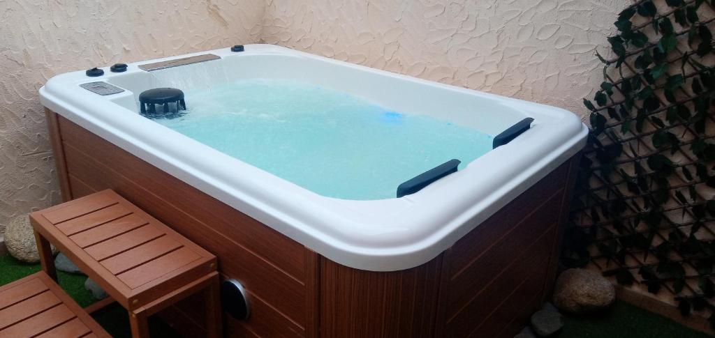 Apartamentos El Arenal, habitación con jacuzzi privado