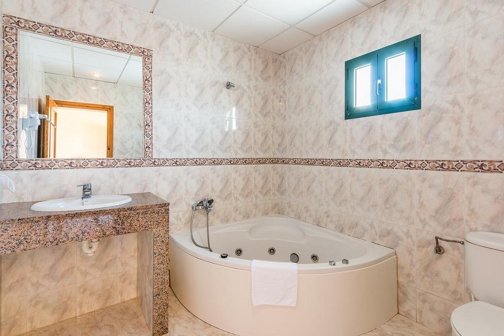Apartamentos Moon Dreams Cabo De Baños, habitación con jacuzzi privado