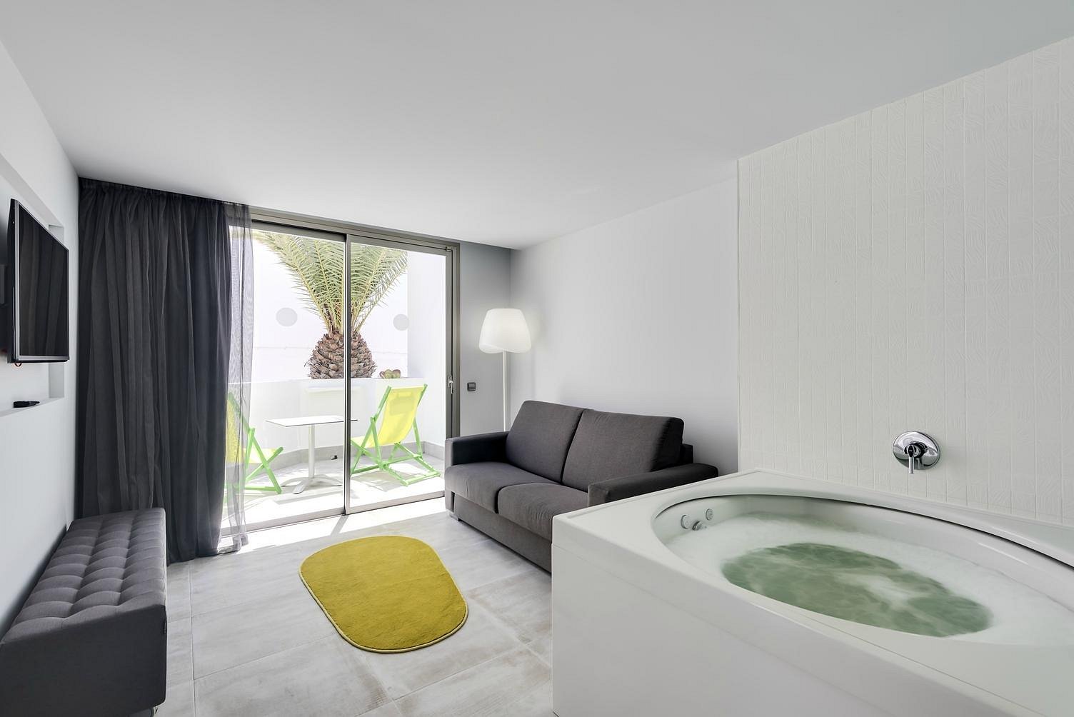 Barceló Teguise Beach Adults Only, habitación con jacuzzi privado