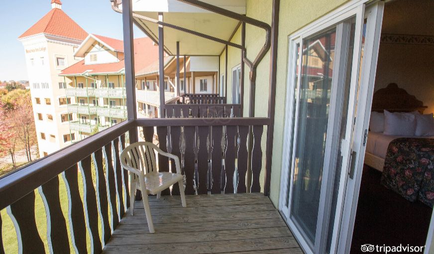 Bavarian Inn Lodge, room with private jacuzzi, photo 8