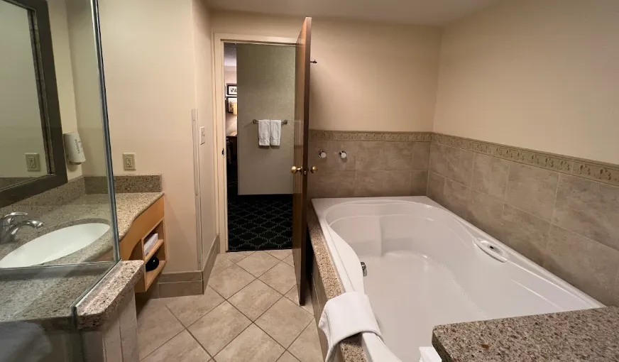 Bavarian Inn Lodge, room with private jacuzzi, photo 2