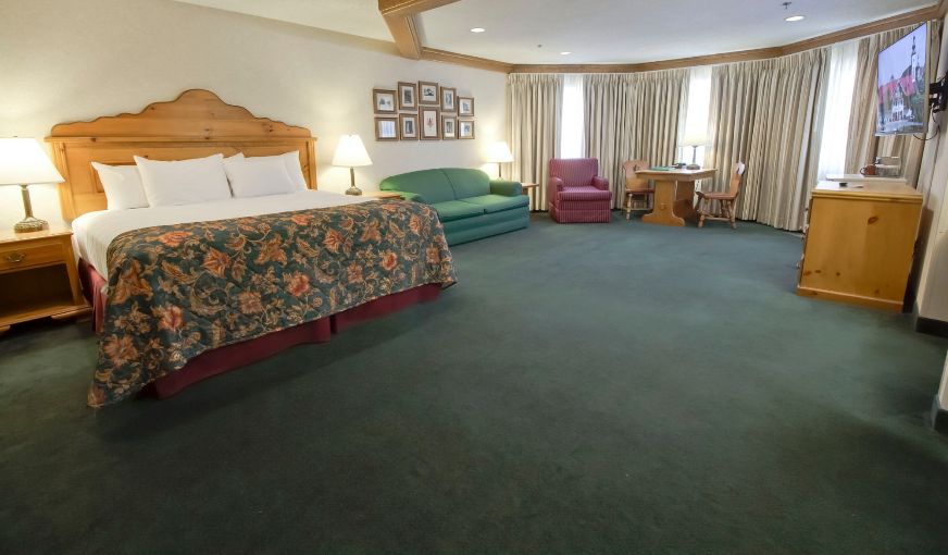 Bavarian Inn Lodge, room with private jacuzzi, photo 6