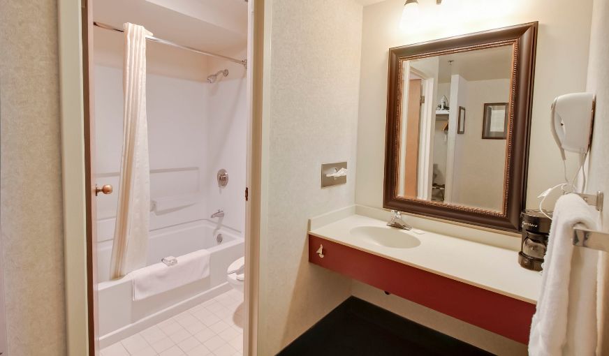 Bavarian Inn Lodge, room with private jacuzzi, photo 4