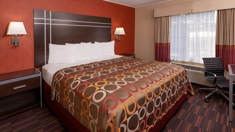 Best Western Plus Raffles Inn & Suites