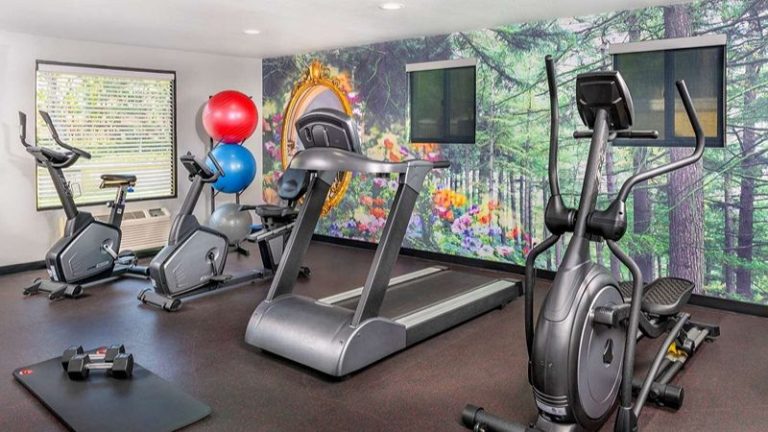 Best Western Plus Raffles Inn & Suites