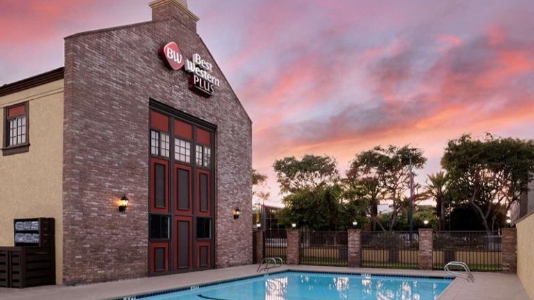 Best Western Plus Raffles Inn & Suites