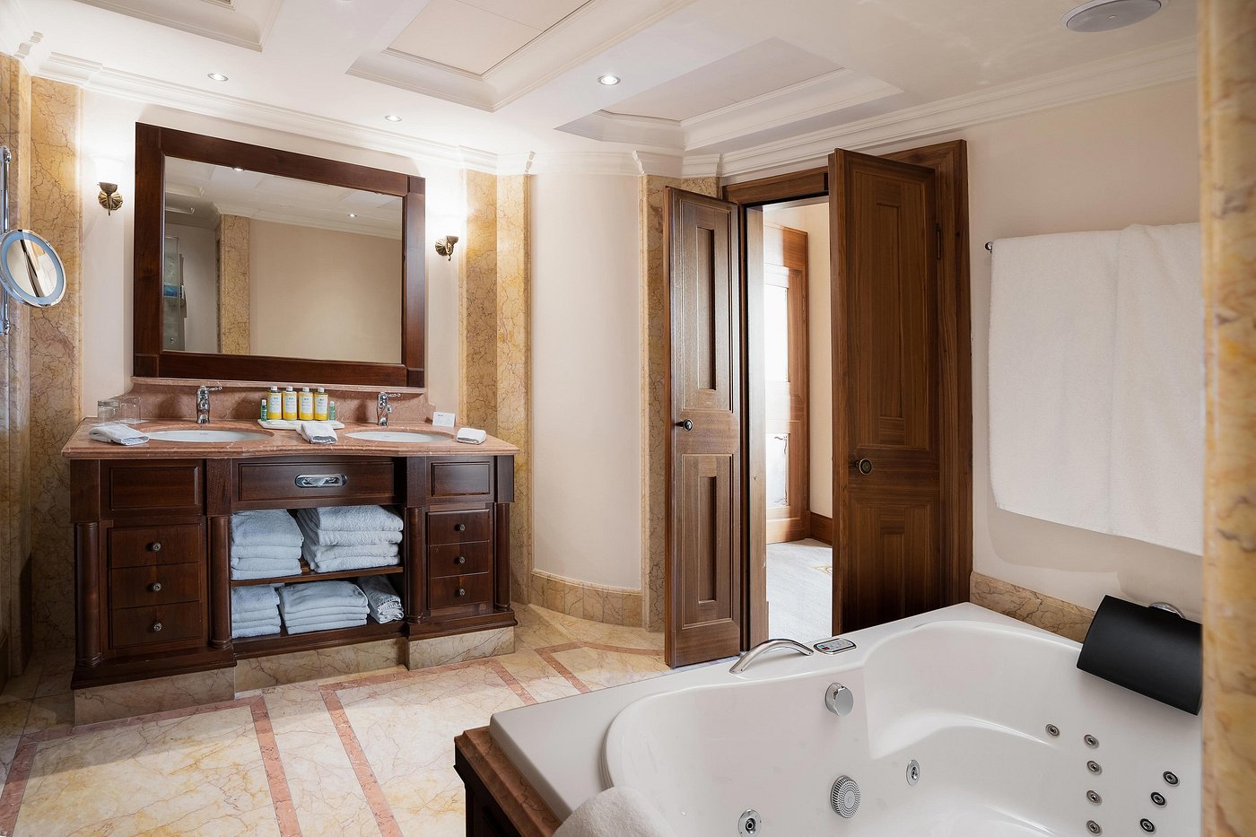 Castillo Hotel Son Vida, habitación con jacuzzi privado